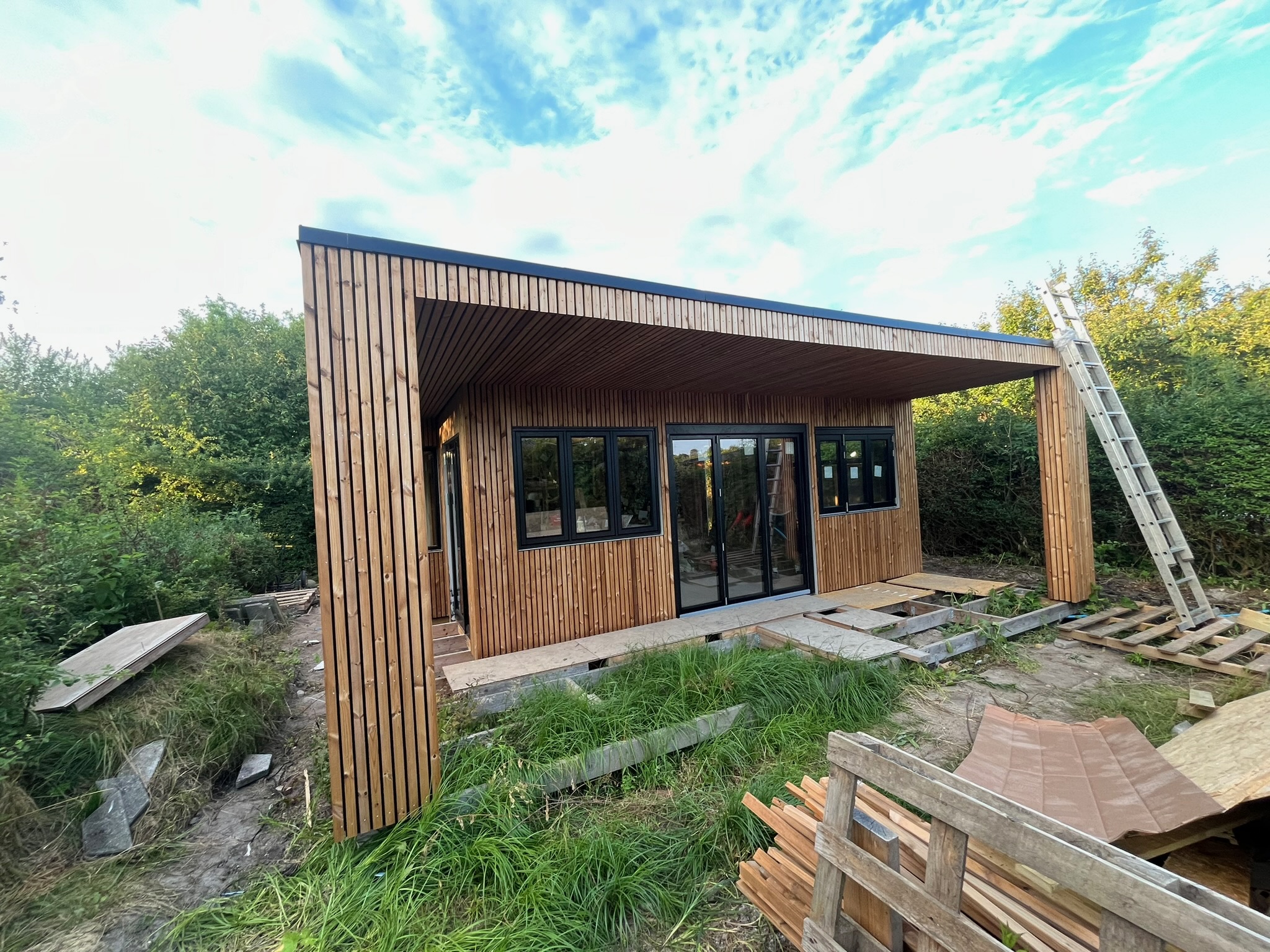 Ny carport under opbygning i Nordsjælland af Ovesen & Beier