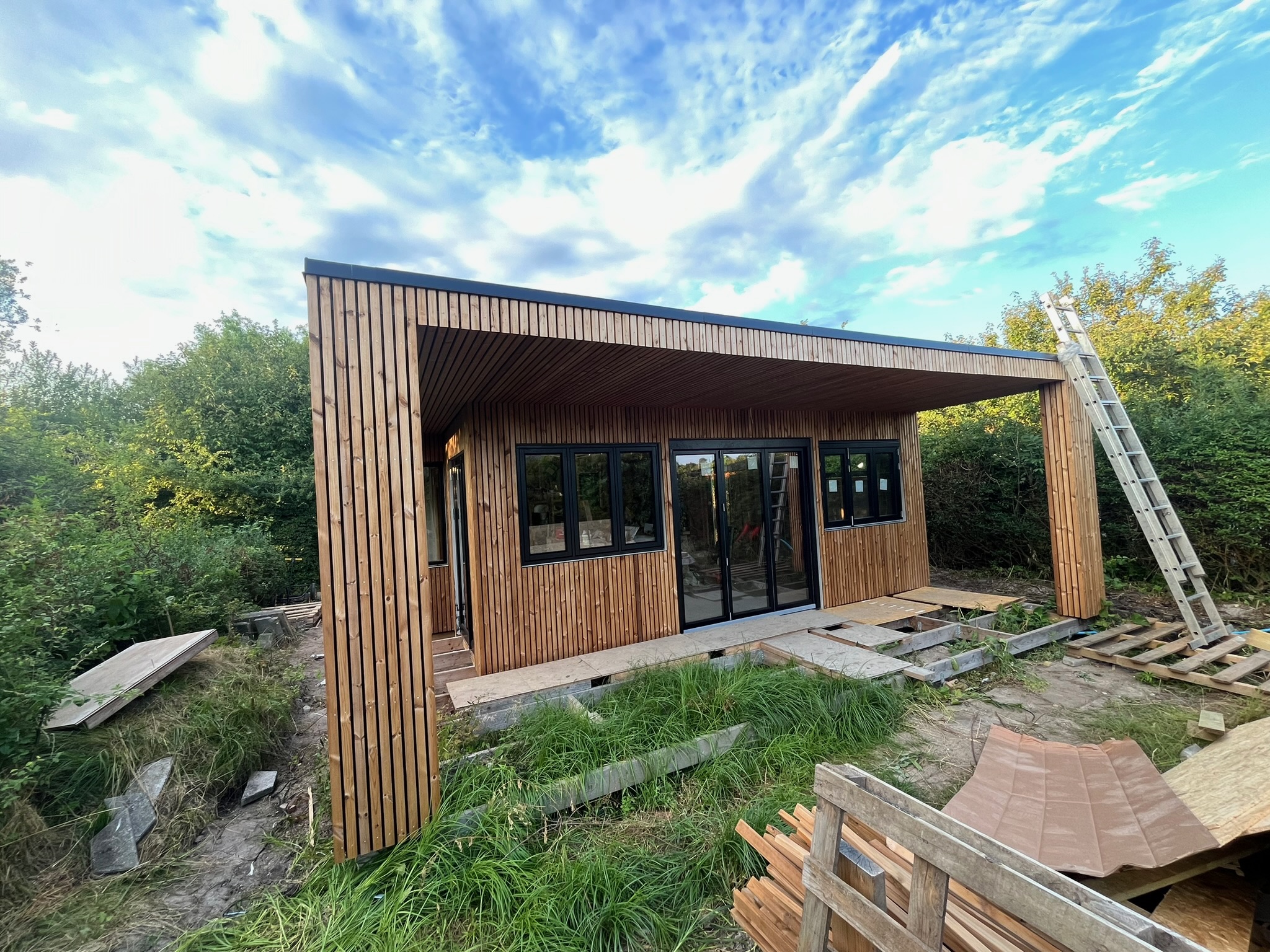 Ny carport under opbygning i Nordsjælland – OvesenBeier