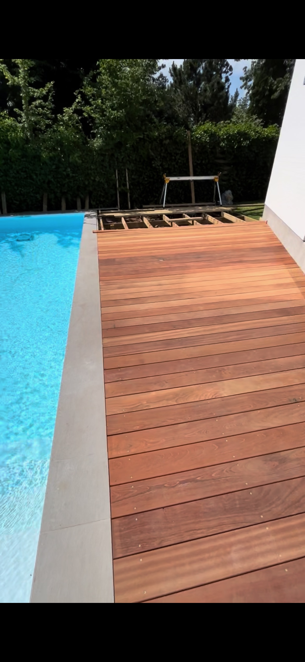 Færdig terrasse ved pool – OvesenBeier tømrere